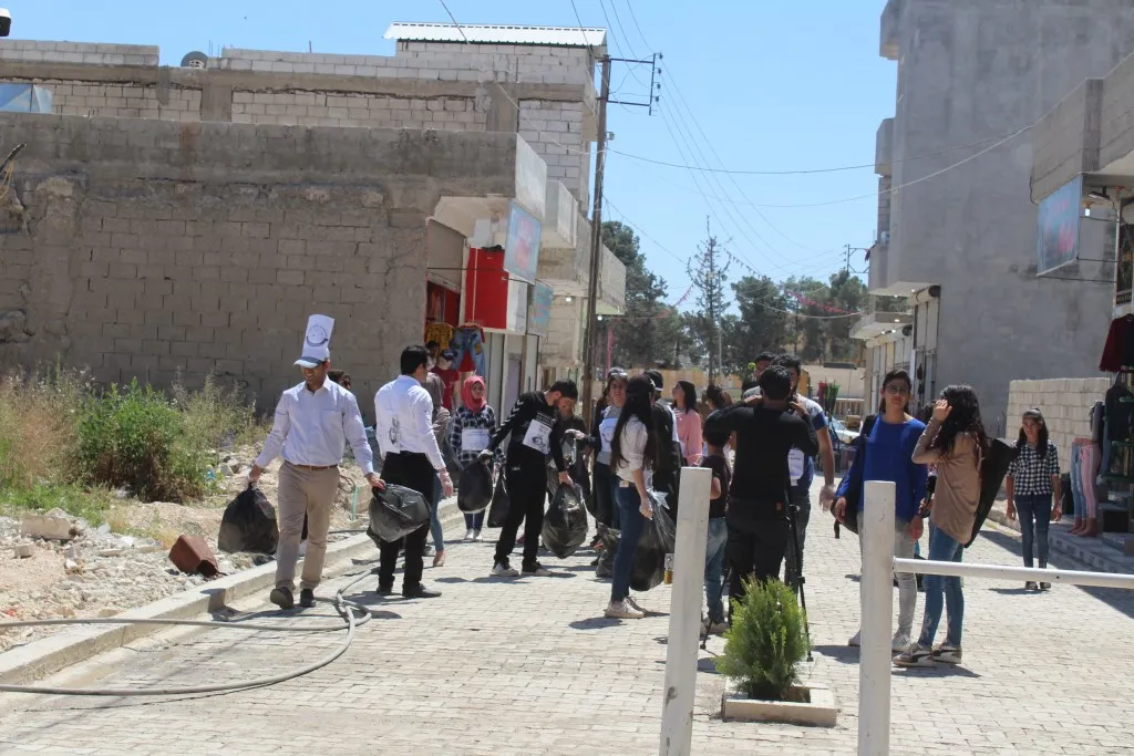 طلاب جامعة كوباني يطلقون حملة نظافة في المدينة وريفها