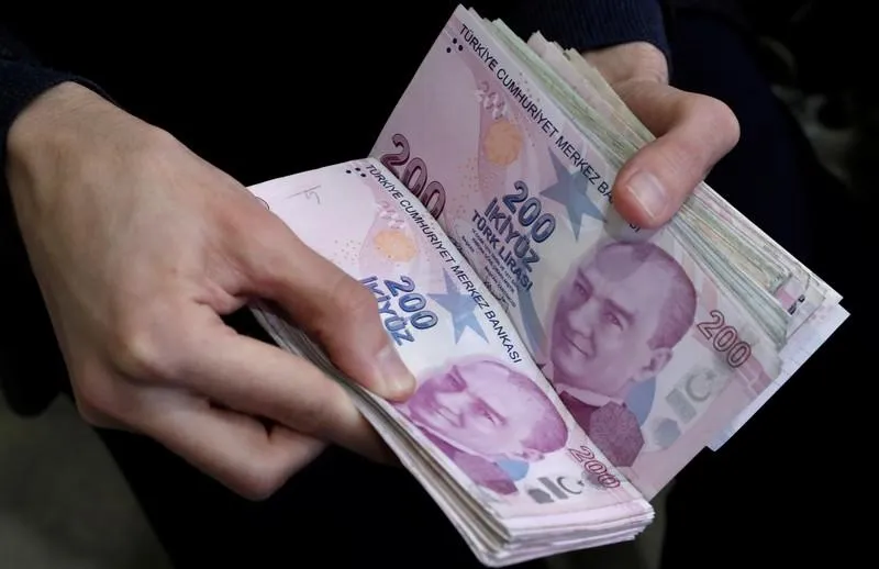 الليرة التركية تتراجع عن مكاسب قادتها جهود بنوك حكومية