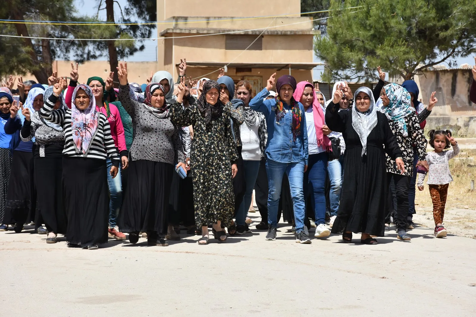 مجلس مقاطعة عفرين يساند مقاومة ليلى كوفن ورفاقها داخل خيمة التضامن