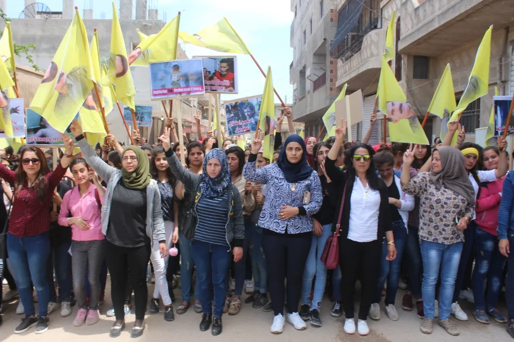 المئات من الطلاب والمدرسين يؤكدون دعمهم لمقاومة المضربين ورفضهم لجدار التقسيم