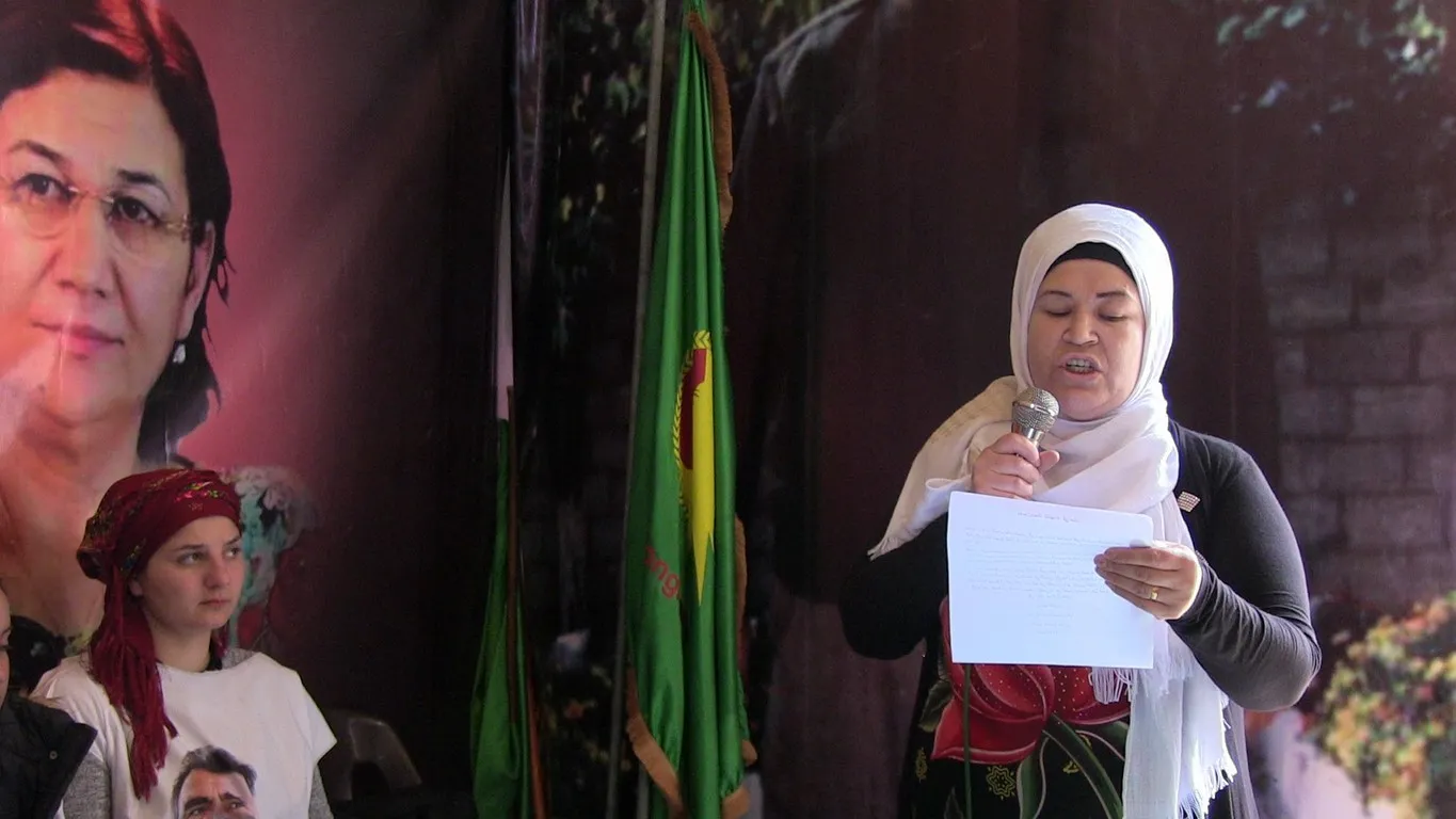 من خيمة الاعتصام.. ليلى كوفن باتت ثورةً ضد الفاشية