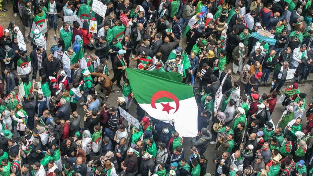 الجزائريون يستعدون للتظاهر في الاسبوع الحادي عشر تعبيرا عن تصميمهم على رحيل رموز النظام