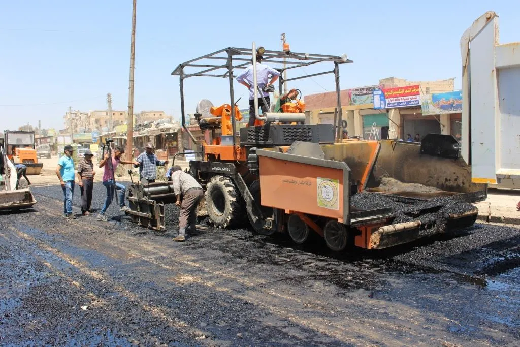 بلدية الشعب في مدينة الرقة تبدأ بتزفيت الطرق داخل المدينة