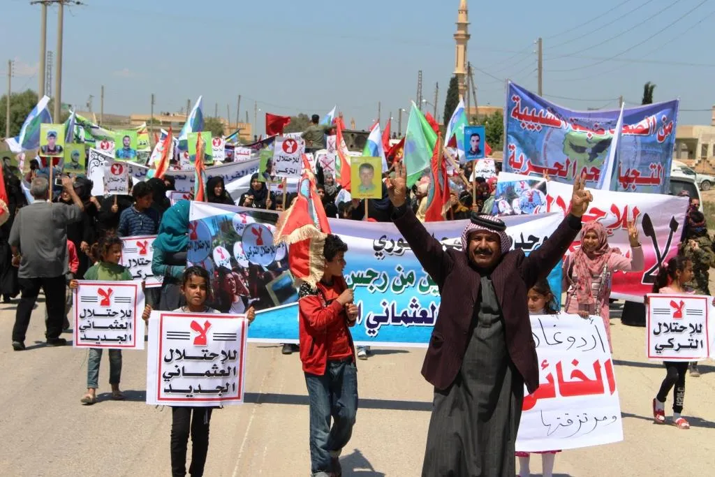 أهالي الرقة: نقف إلى جانب قسد، وعلى العالم محاسبة تركيا
