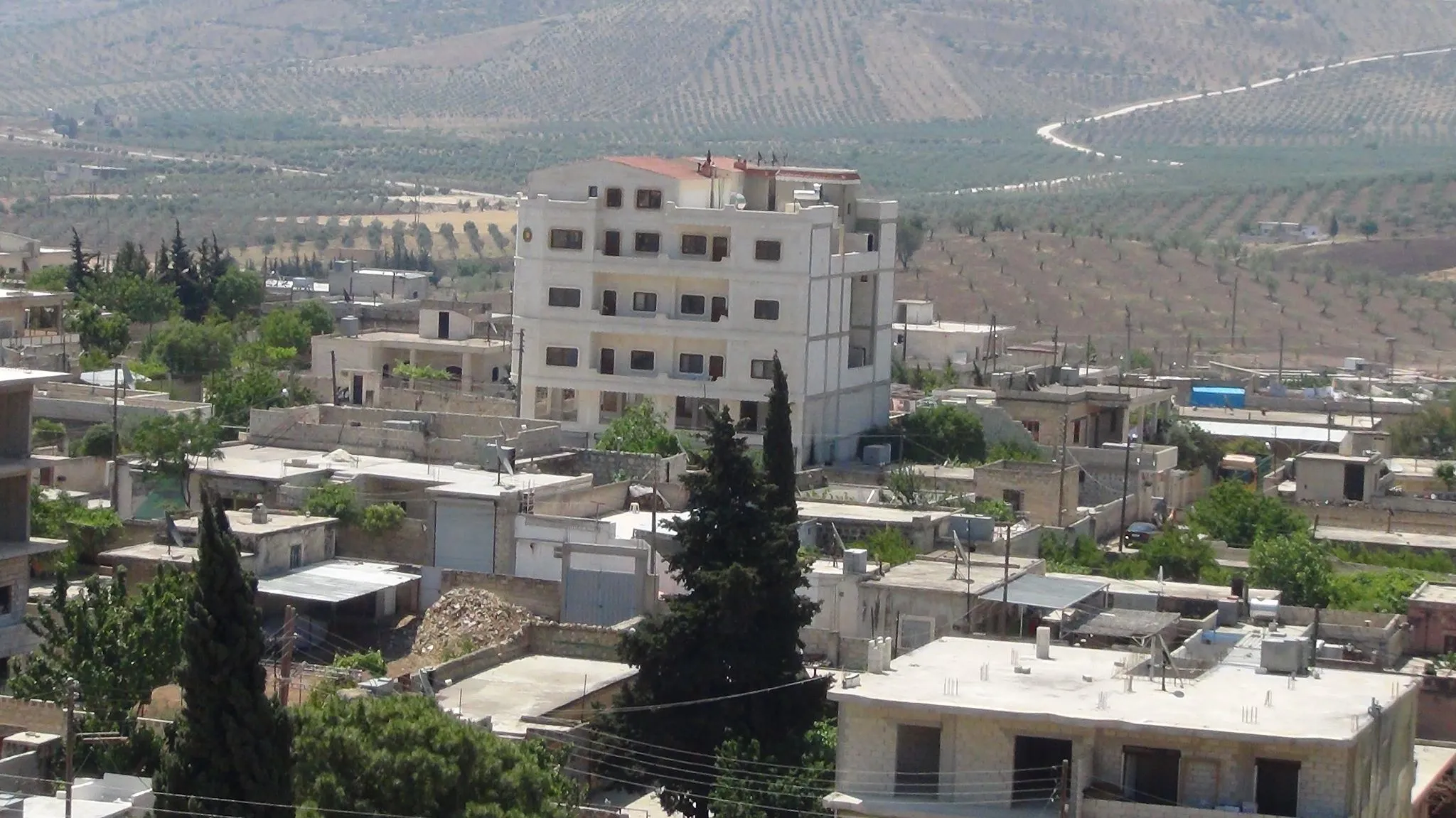 الاحتلال التركي يُفرغ قرى عفرين لبناء قواعد عسكرية فيها