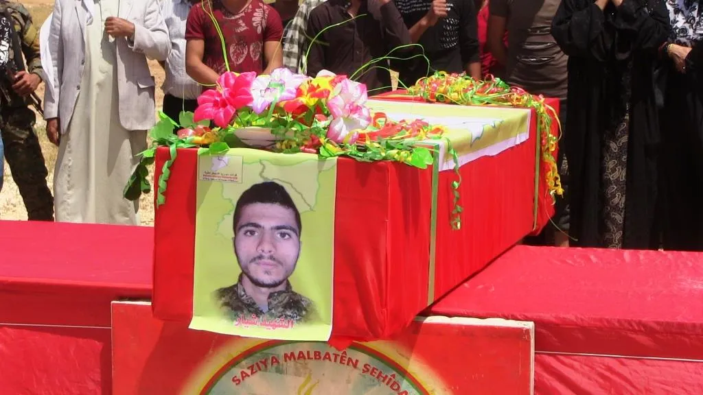 جثمان الشهيد صالح المحمود يوارى الثرى في مزار الحكومية