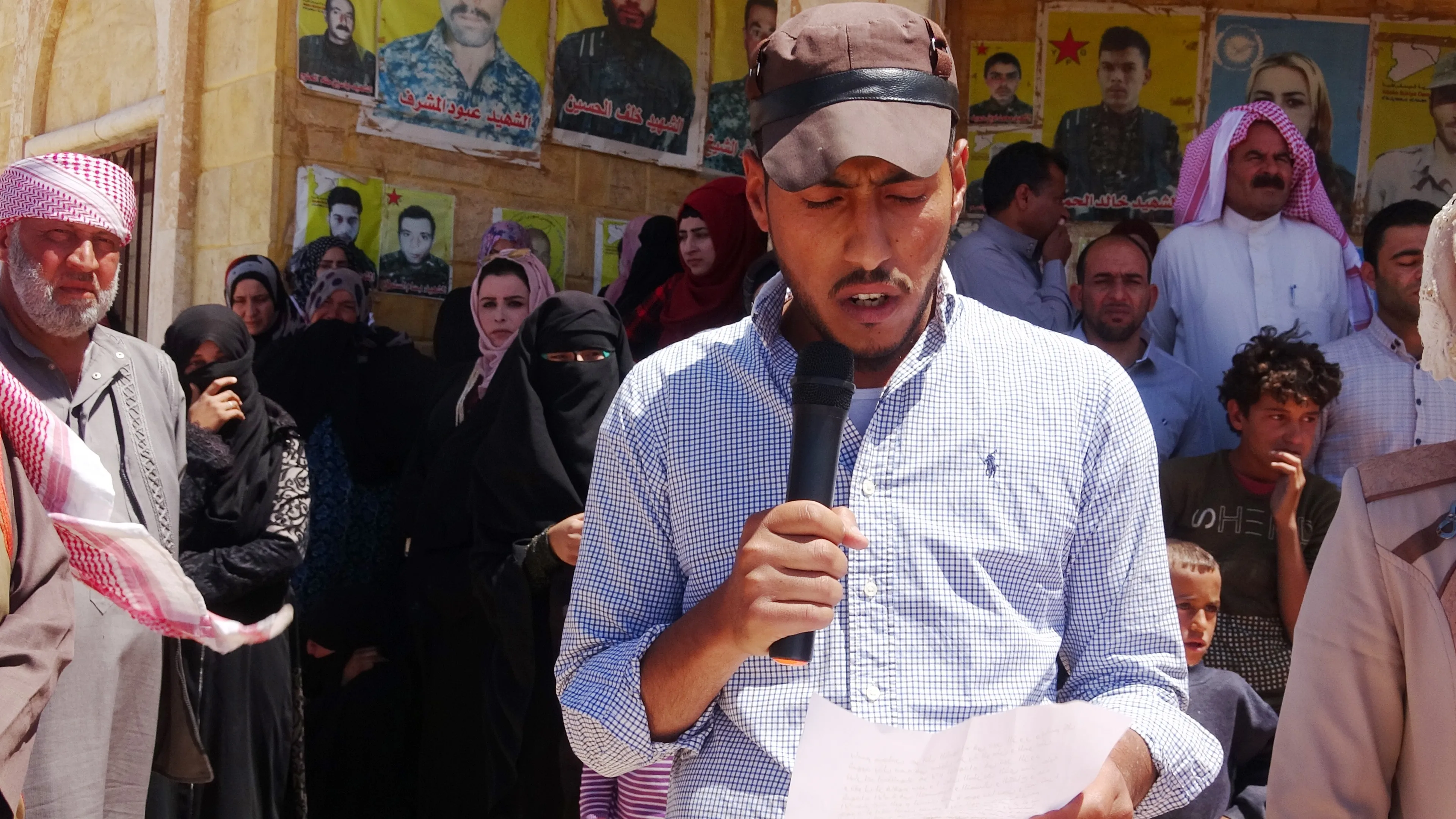 جثمانا الشهيدين أحمد وحسن وريا الثرى في مثواهما الأخير
