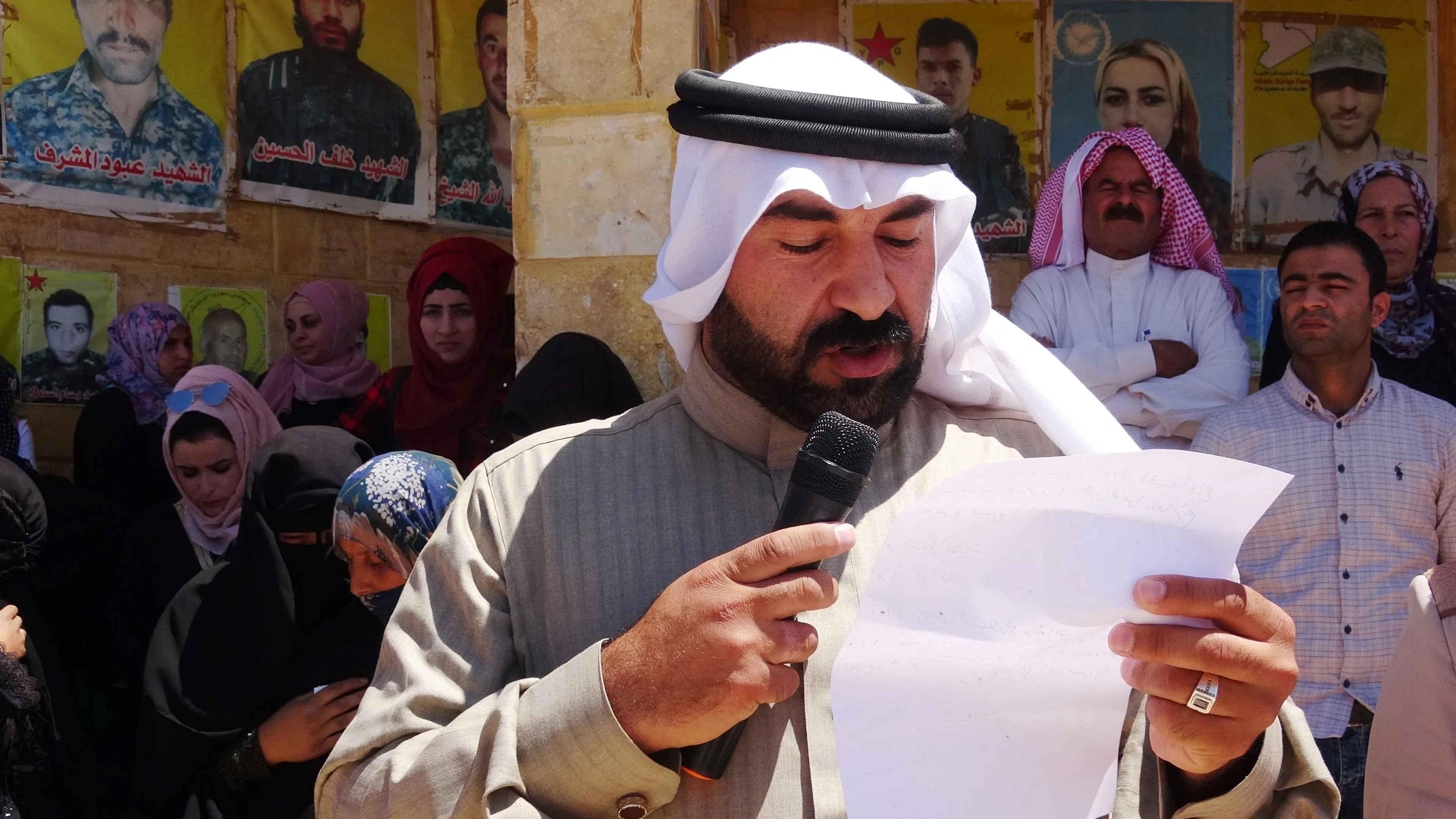 جثمانا الشهيدين أحمد وحسن وريا الثرى في مثواهما الأخير