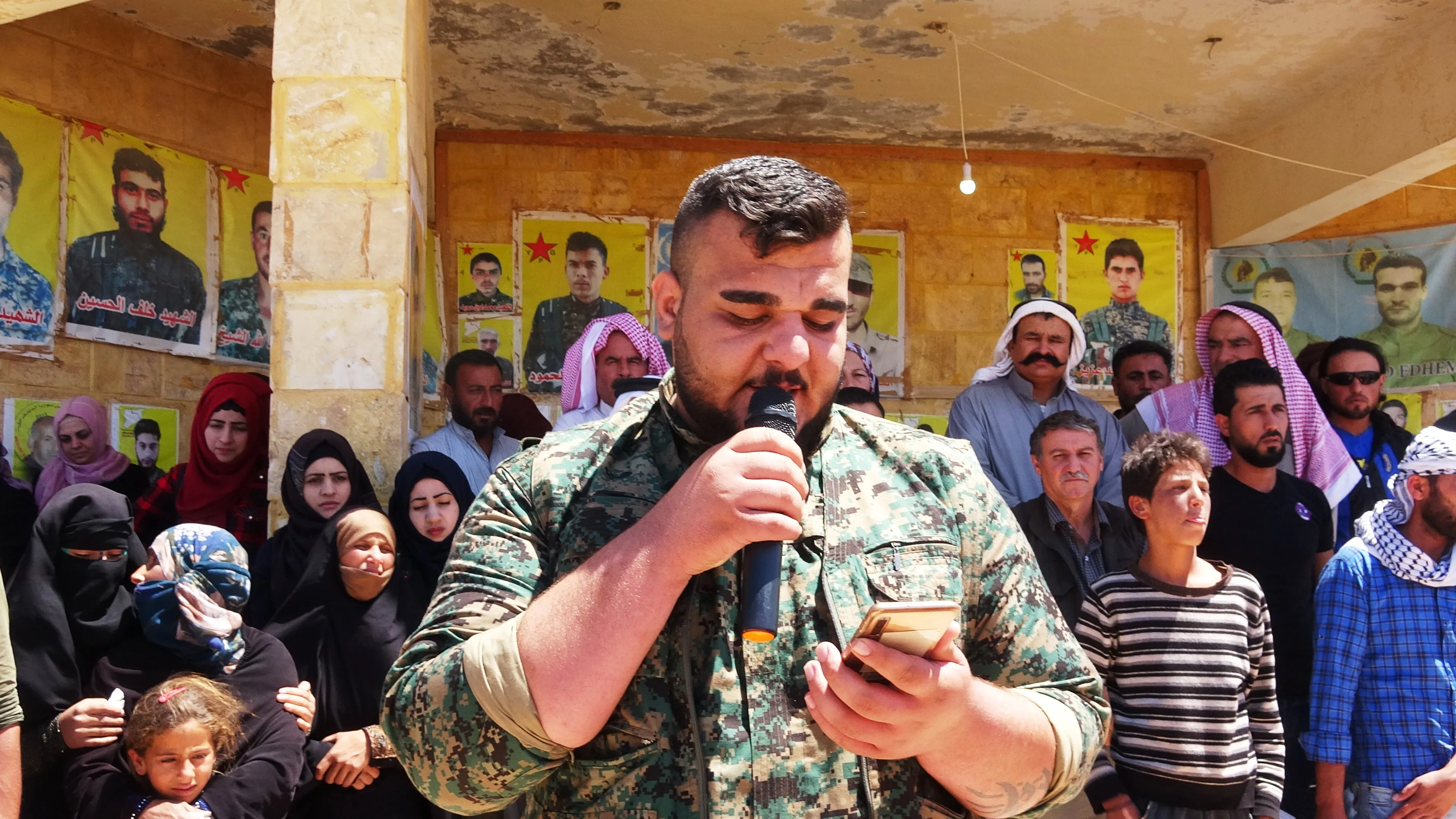 جثمانا الشهيدين أحمد وحسن وريا الثرى في مثواهما الأخير