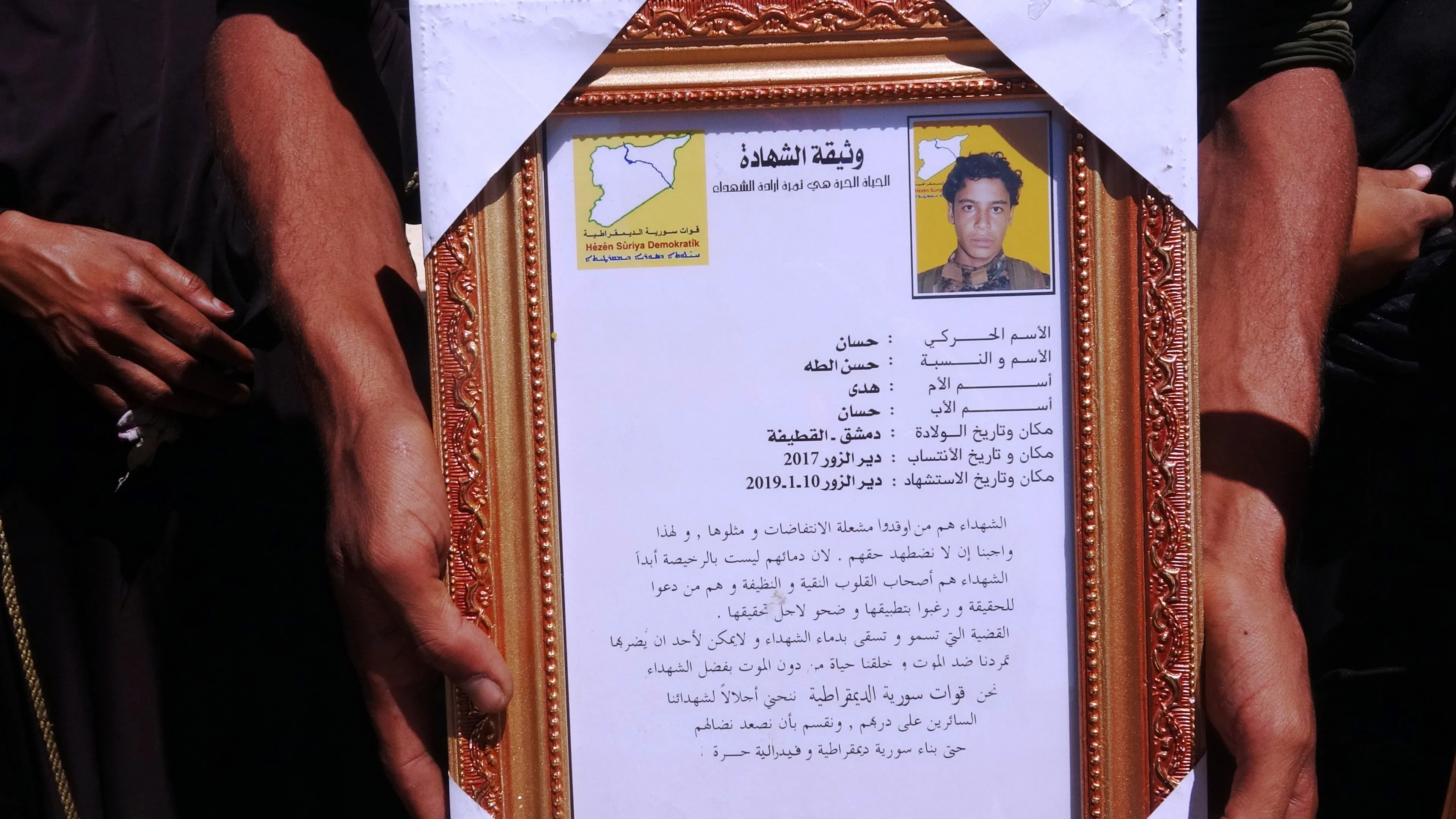 جثمانا الشهيدين أحمد وحسن وريا الثرى في مثواهما الأخير