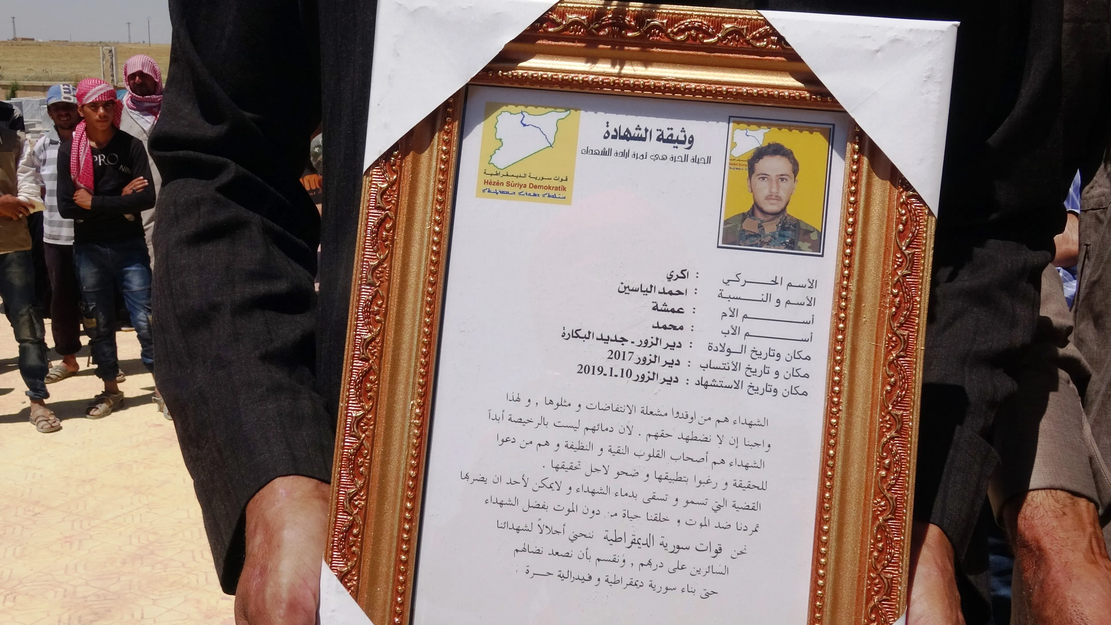 جثمانا الشهيدين أحمد وحسن وريا الثرى في مثواهما الأخير