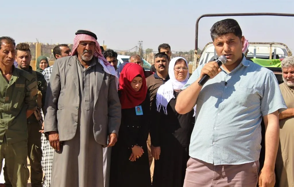 أهالي الطبقة يودعون الشهيد صالح الجاسم بمراسم مهيبة
