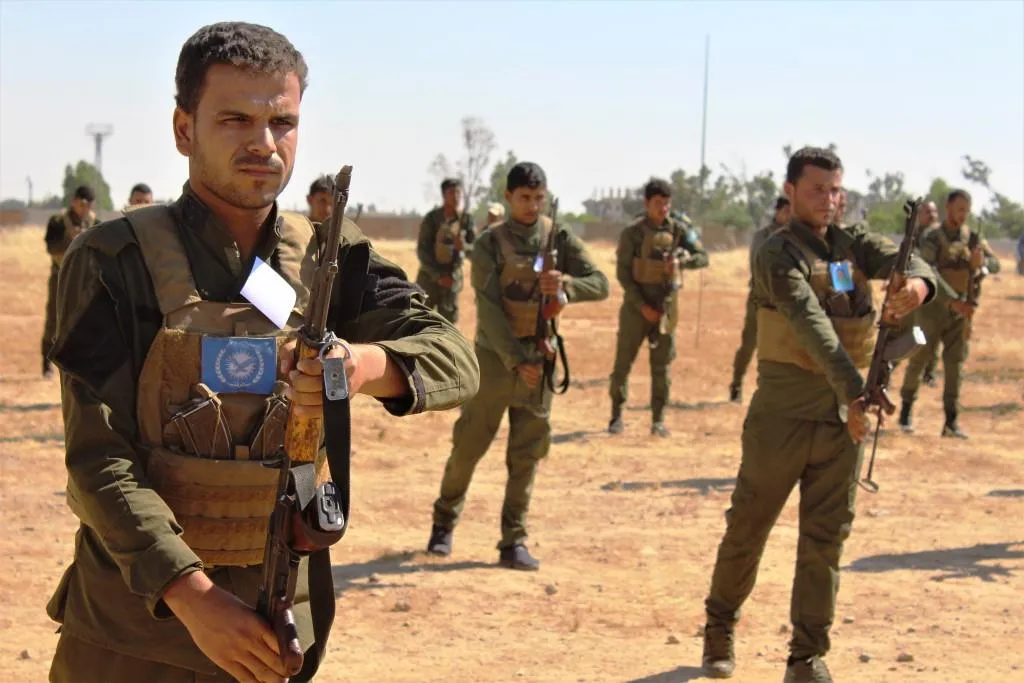 أهالي الطبقة يودعون الشهيد صالح الجاسم بمراسم مهيبة