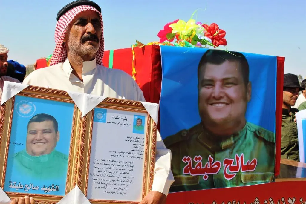 أهالي الطبقة يودعون الشهيد صالح الجاسم بمراسم مهيبة