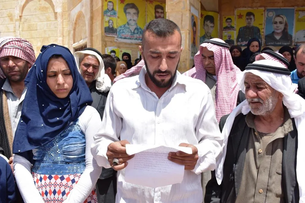 أهالي دير الزور يشيعون الشهيد أحمد حسين إلى مثواه الأخير