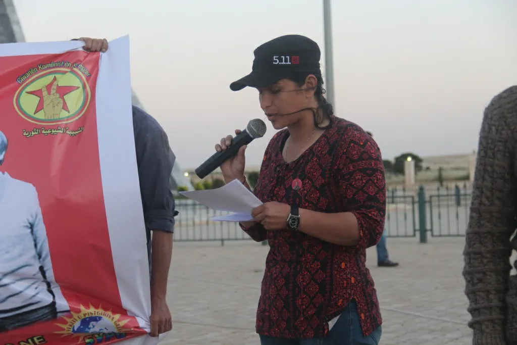  في يوم الشهداء...يستذكرونهم ويشعلون الشموع على أضرحتهم