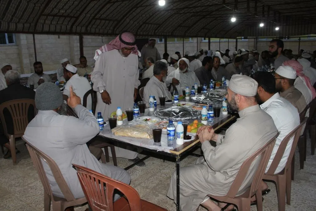 شيوخ ووجهاء الرقة يجتمعون على مائدة إفطار رمضانية