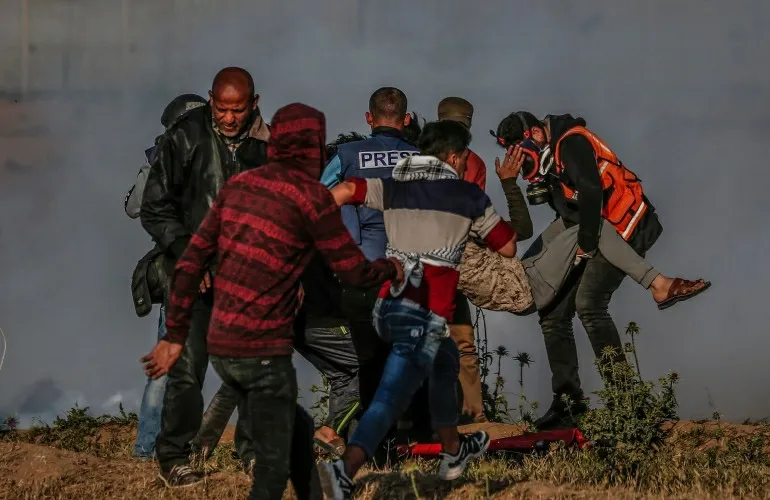فقيد و30 إصابة في غزة وسقوط قذيفتين بالجانب الإسرائيلي