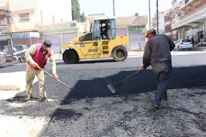 رش 6500متر مربع من مجبول الزقت ضمن شوارع قامشلو حتى الآن
