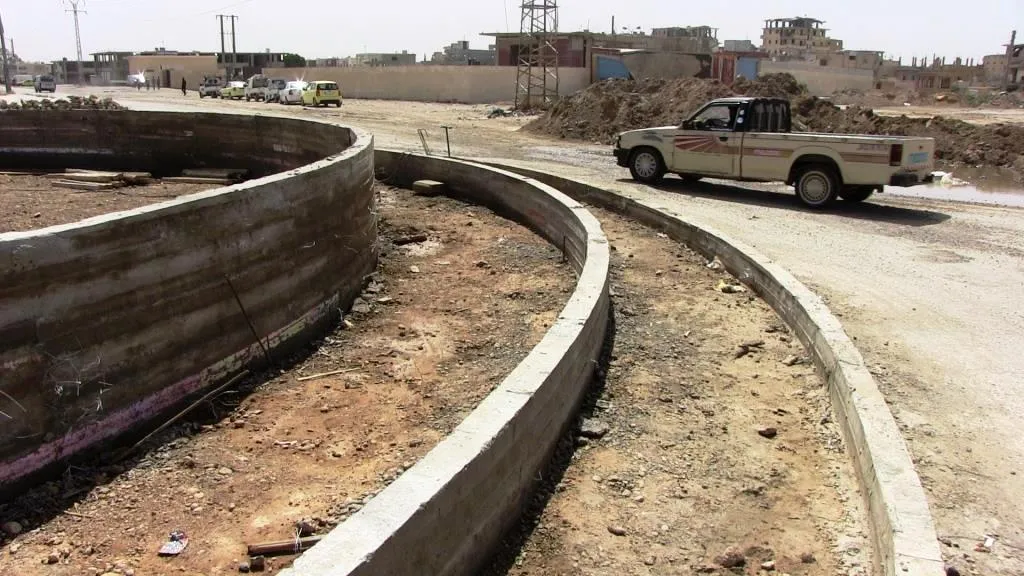 بلدية الشعب في الرقة تعمل على تأهيل دوار حزيمة وتزيين الحدائق والمنصفات
