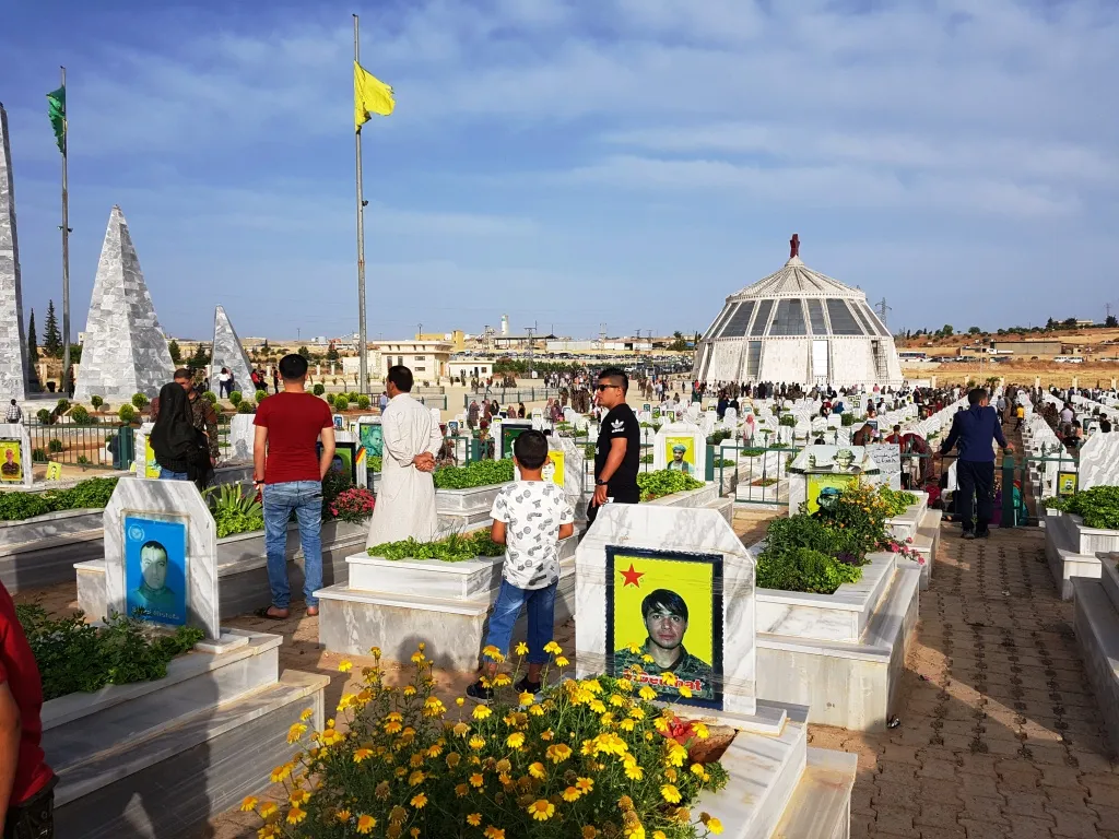 أهالي إقليم الفرات يبدأون صبيحة العيد بالصلاة وزيارة أضرحة الشهداء
