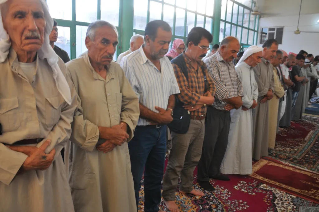 أهالي إقليم الفرات يبدأون صبيحة العيد بالصلاة وزيارة أضرحة الشهداء