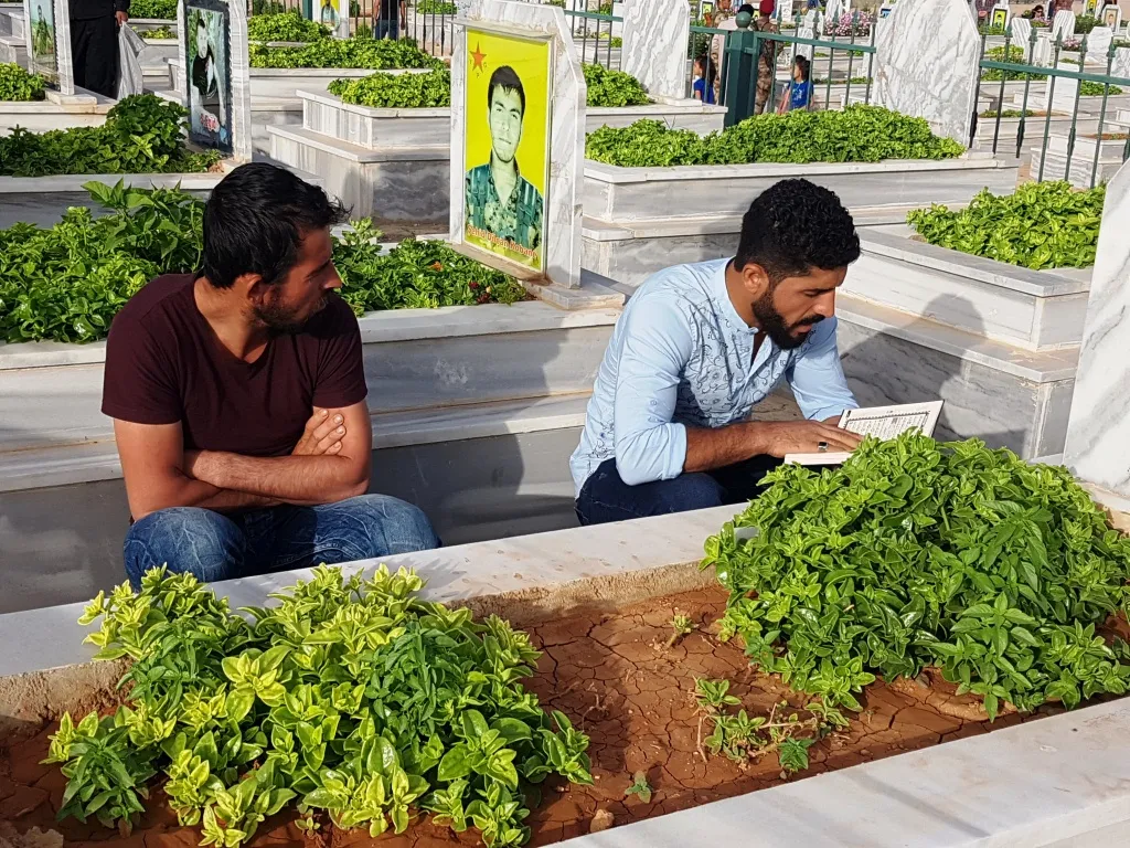 أهالي إقليم الفرات يبدأون صبيحة العيد بالصلاة وزيارة أضرحة الشهداء