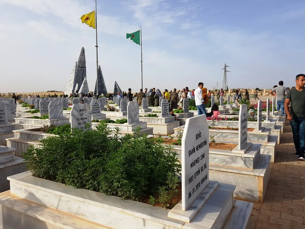 أهالي إقليم الفرات يبدأون صبيحة العيد بالصلاة وزيارة أضرحة الشهداء