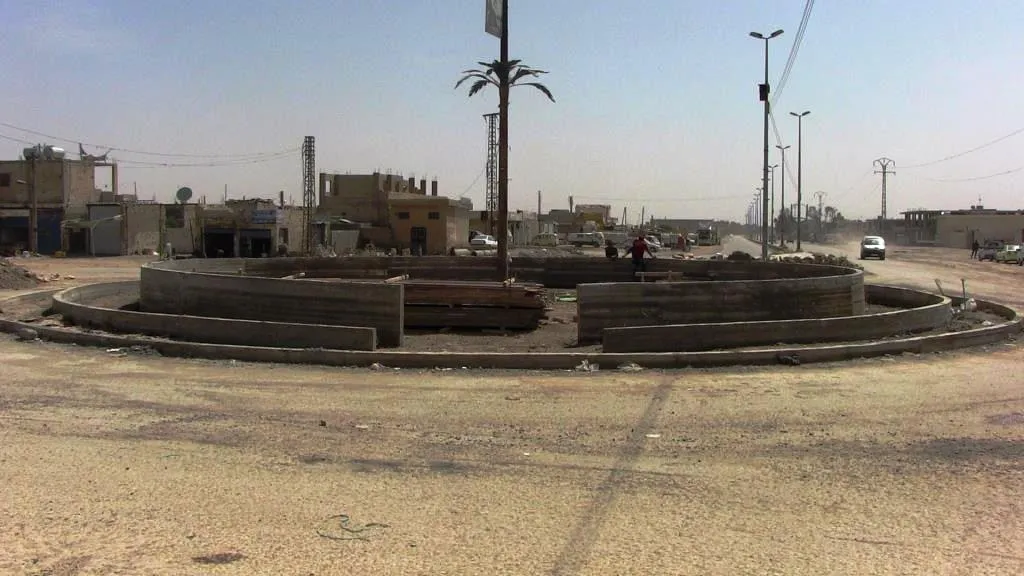 بلدية الشعب في الرقة تعمل على تأهيل دوار حزيمة وتزيين الحدائق والمنصفات
