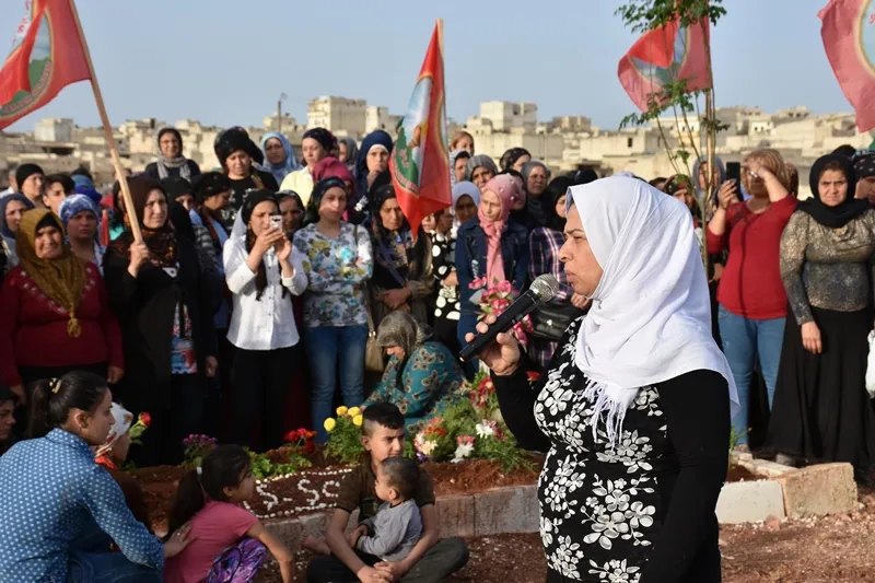 بمناسبة عيد الفطر.. الأهالي يضعون أكاليل الورود على أضرحة الشهداء في حلب
