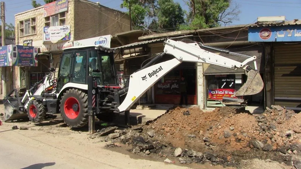بلدية الطبقة تعمل على تأهيل شبكة الصرف الصحي والمطريات في السوق المركزي