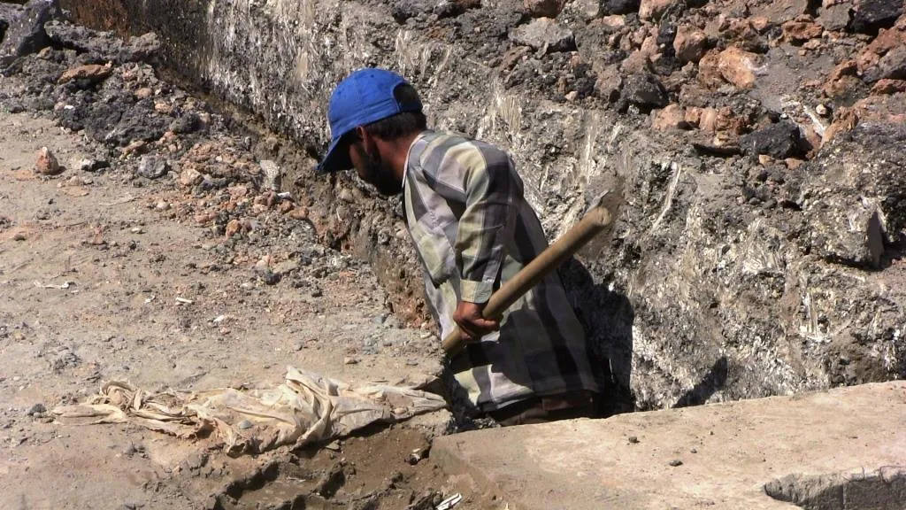 بلدية الطبقة تعمل على تأهيل شبكة الصرف الصحي والمطريات في السوق المركزي