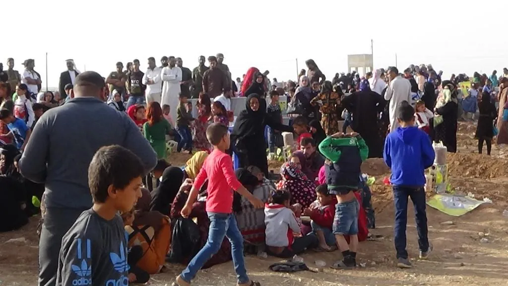 أهالي إقليم الفرات يبدأون صبيحة العيد بالصلاة وزيارة أضرحة الشهداء