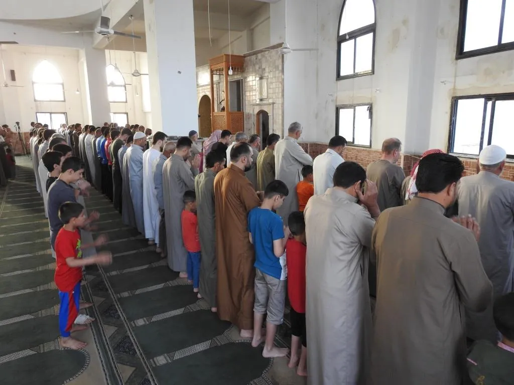 الأهالي يؤدون صلاة العيد ويزورون أضرحة الشهداء