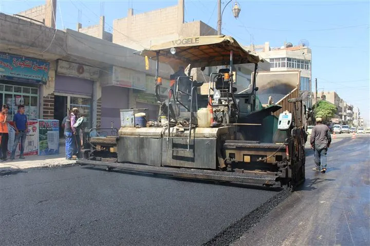 فنيون يراقبون عملية تعبيد طرق الناحية الغربية في قامشلو