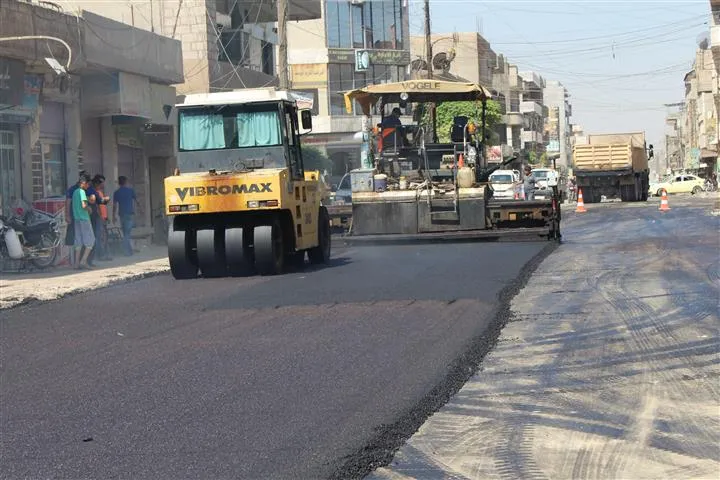 فنيون يراقبون عملية تعبيد طرق الناحية الغربية في قامشلو