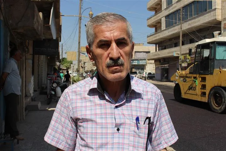 فنيون يراقبون عملية تعبيد طرق الناحية الغربية في قامشلو