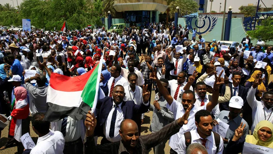 بعد اقتحام ميدان الاعتصام؛ تجمع المهنيين السودانيين يدعو لعصيان مدني شامل