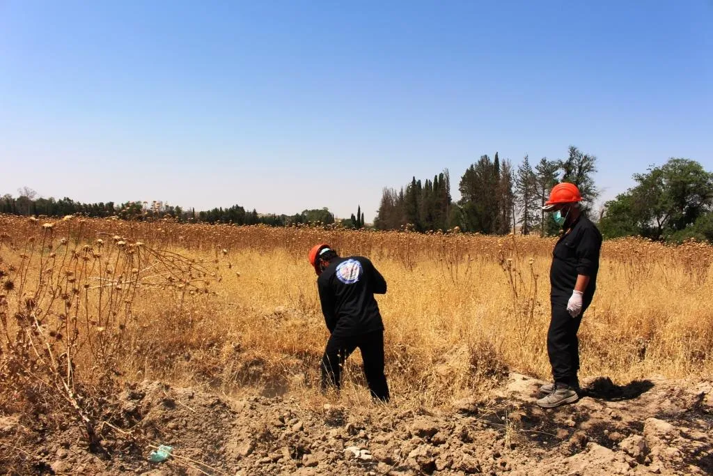 انتشال الجثث من مقبرة معسكر الطلائع في ريف الرقة الجنوبي