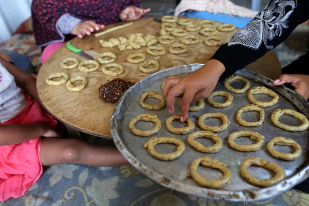 "الفسيخ والمعمول".. المراسم الأساسية عند الغزيين لاستقبال عيد الفطر
