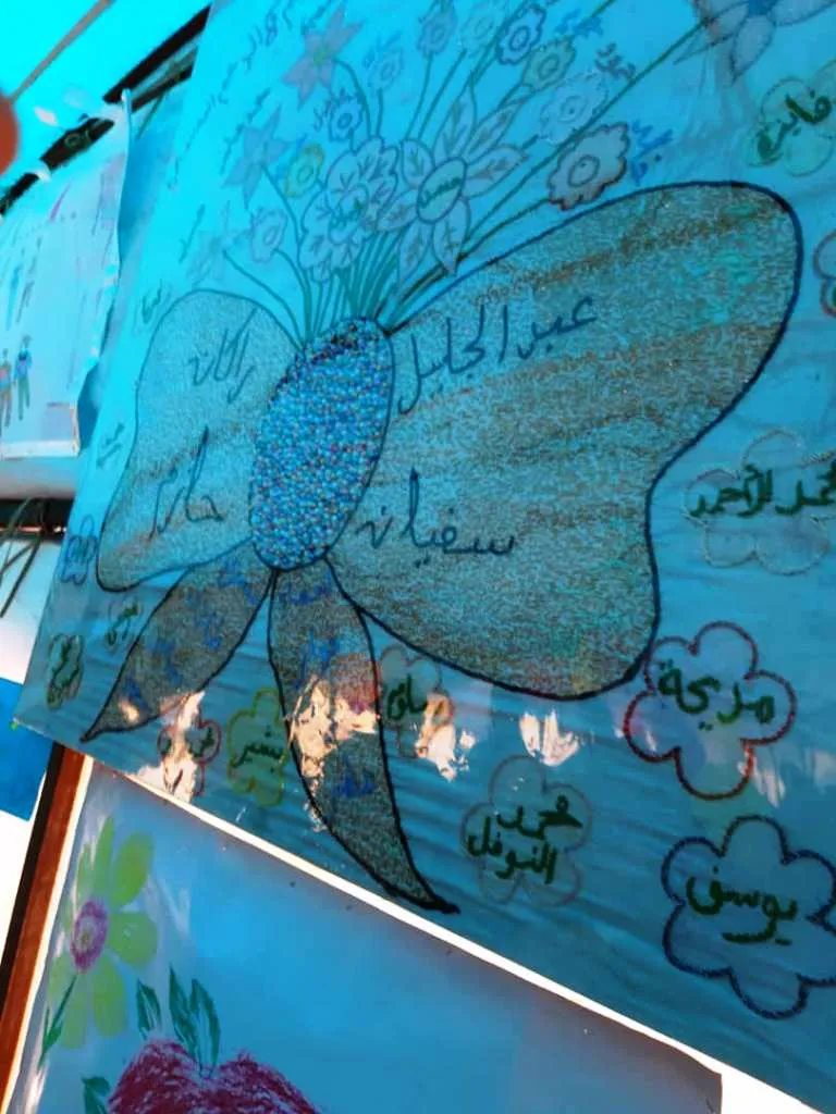 رسومات فنية ومجسمات يدوية تُظهر إبداعات أطفال مخيم أبو خشب