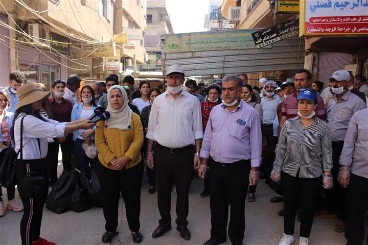 "نحن مواطنين في هذا البلد وواجب علينا تنظيف بلدنا"