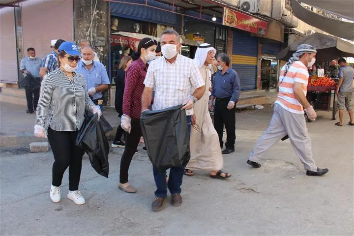"نحن مواطنين في هذا البلد وواجب علينا تنظيف بلدنا"