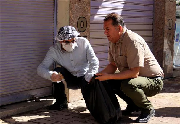 "نحن مواطنين في هذا البلد وواجب علينا تنظيف بلدنا"