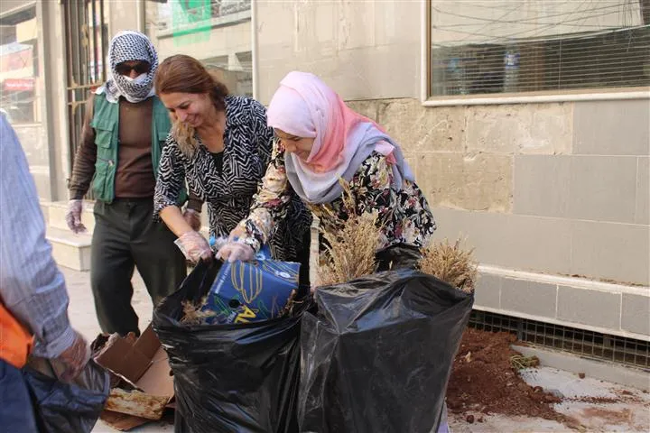 "نحن مواطنين في هذا البلد وواجب علينا تنظيف بلدنا"