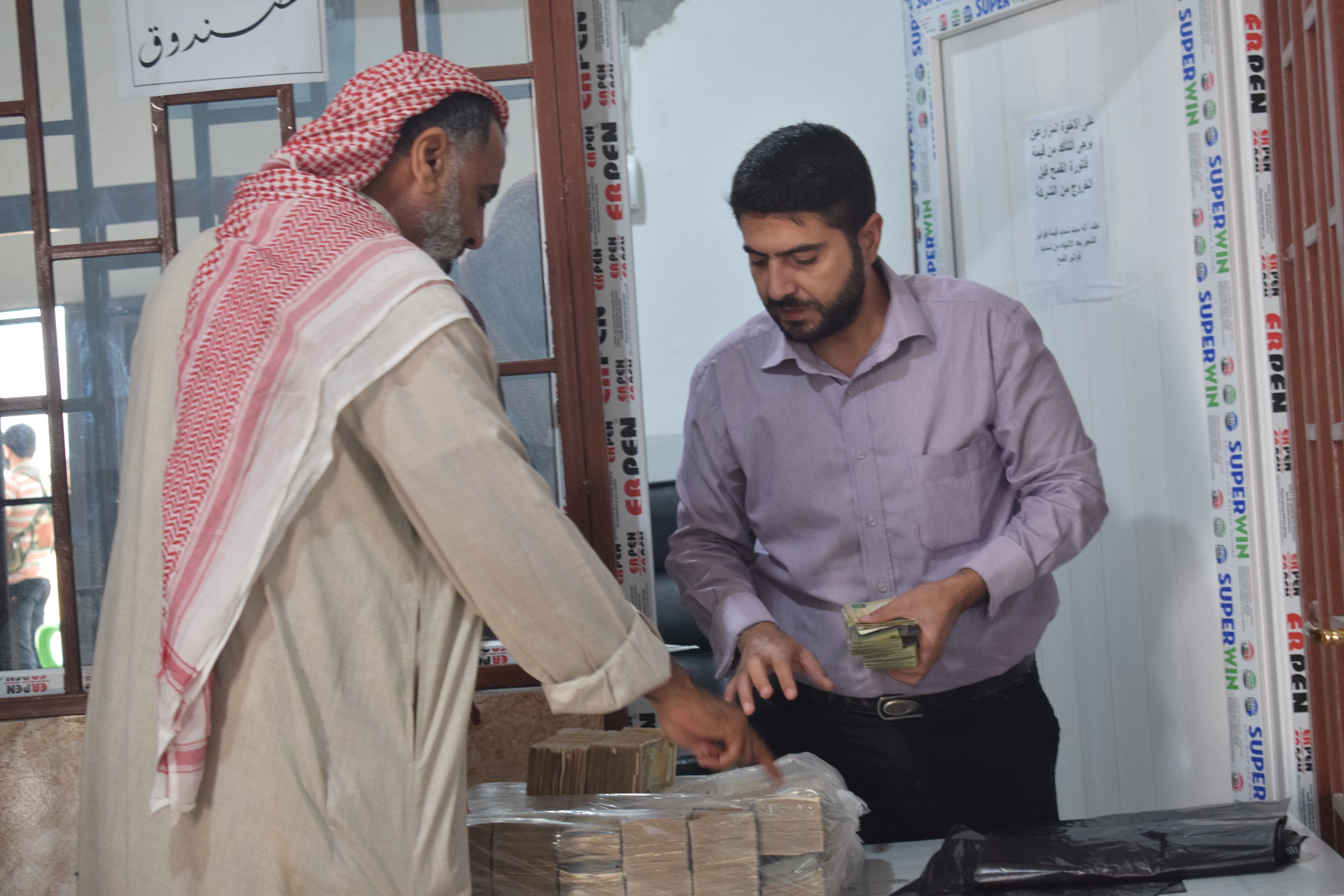 مزارعو إقليم الفرات يستلمون ثمن محصول القمح الذي استلمته الإدارة الذاتية