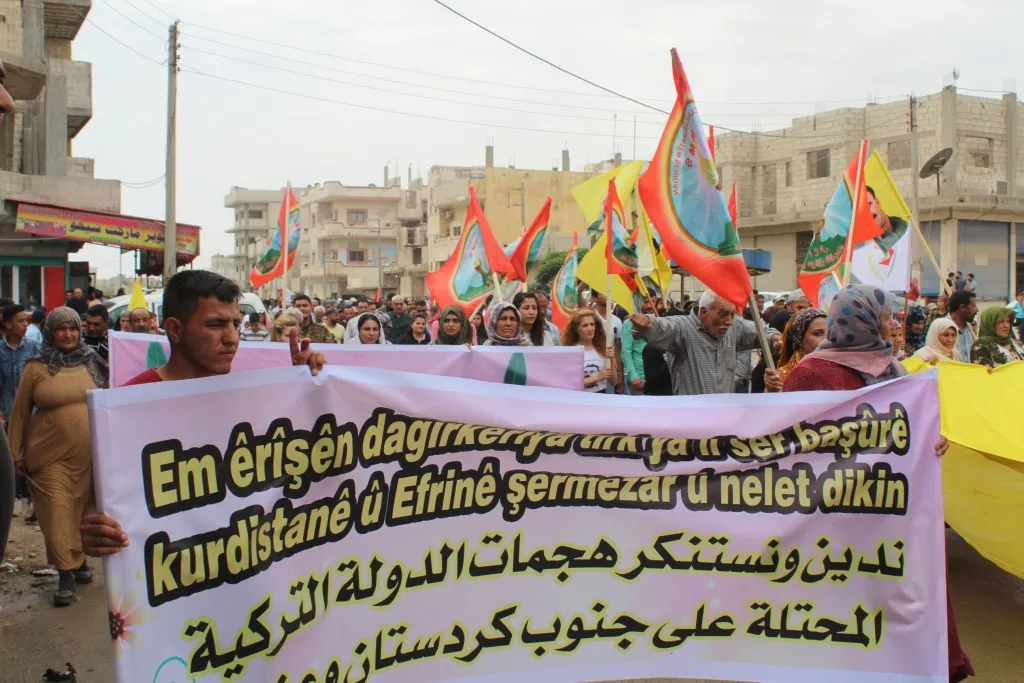 المئات من الأهالي يتظاهرون في كوباني تنديداً بالهجمات التركية على جنوب كردستان