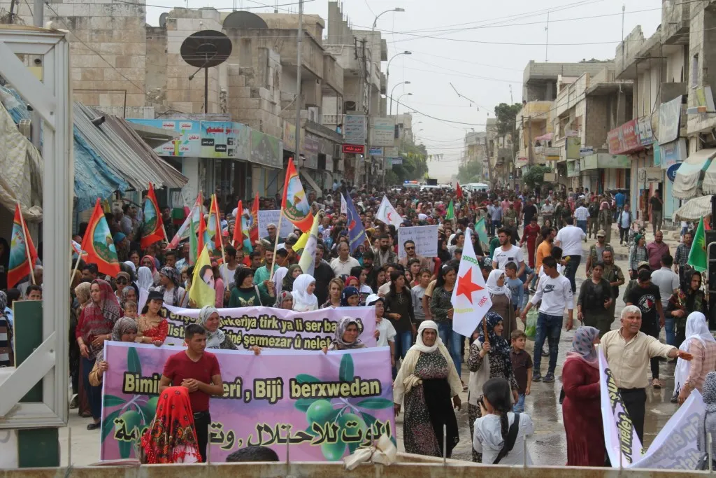 المئات من الأهالي يتظاهرون في كوباني تنديداً بالهجمات التركية على جنوب كردستان