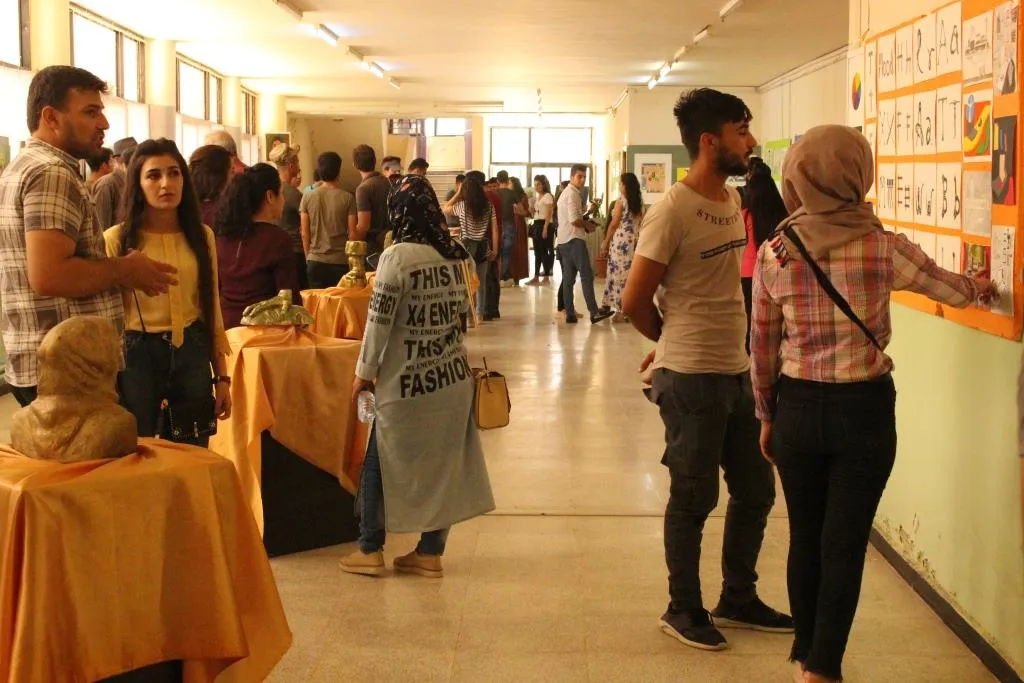 طلاب الفنون الجميلة يعرضون أعمالهم الفنية