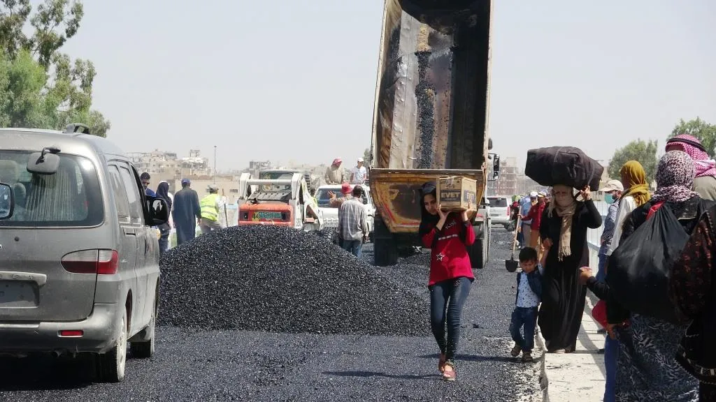 بلدية الشعب تبدأ بتعبيد طريق جسر الرقة القديم